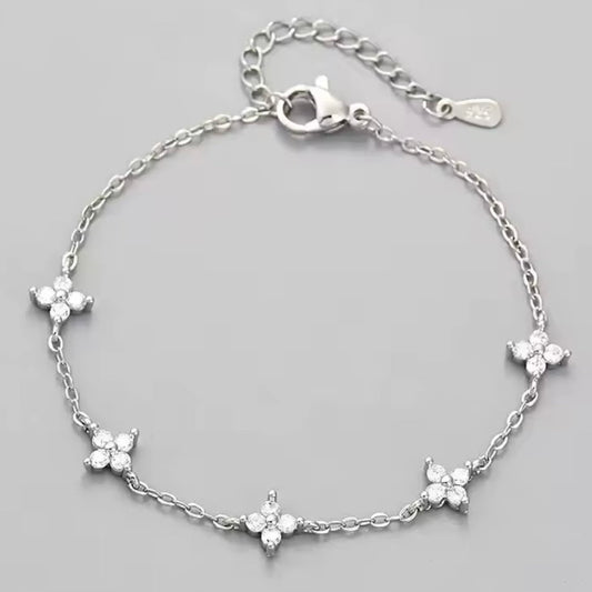 Delicate Clover Bracelet - Silver