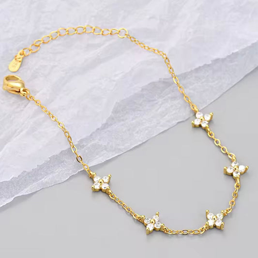 Delicate Clover Bracelet - Gold